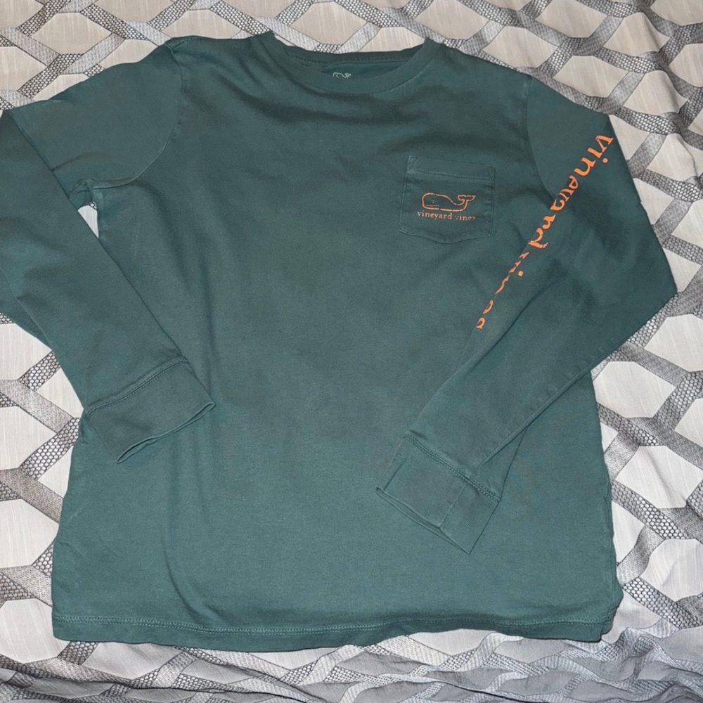 Vineyards vines boys long sleeved t-shirt medium